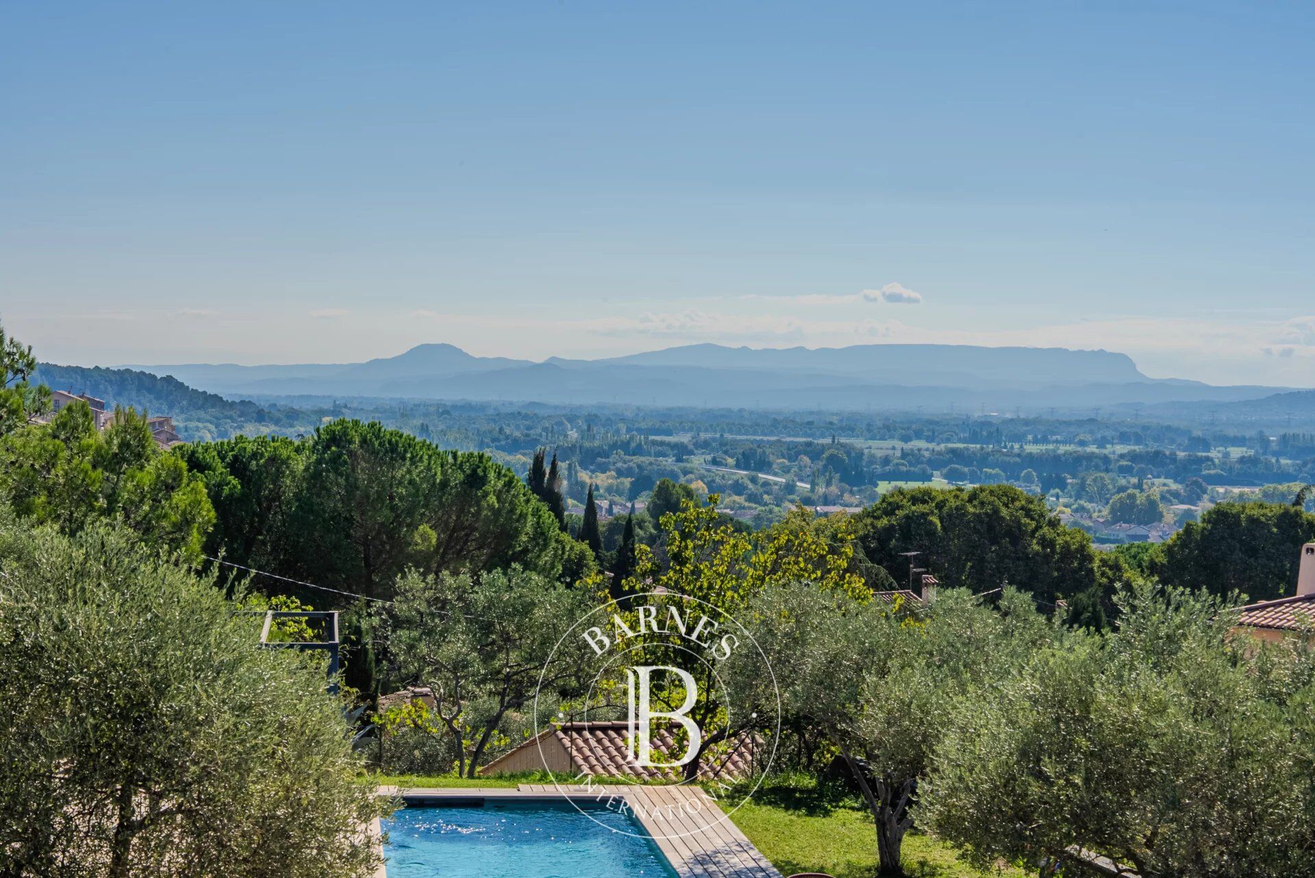 CADENET – CONTEMPORARY VILLA 2,045 SQ FT – 4 BEDROOMS – SWIMMING POOL – LANDSCAPED GARDEN 0.25 ACRES – GARAGE – OPEN VIEW