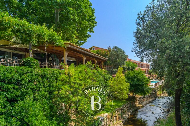 Venta, Hotel Cuers - picture 1