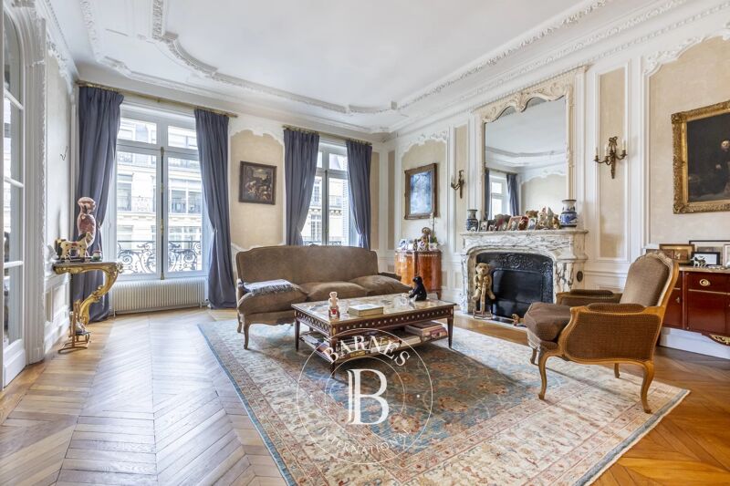 Sole agent - Paris 8 - Saint-Philippe du Roule - 4th floor apartment with balcony - 3 bedrooms (4 possible) - Maid's rooms and parking space as an option