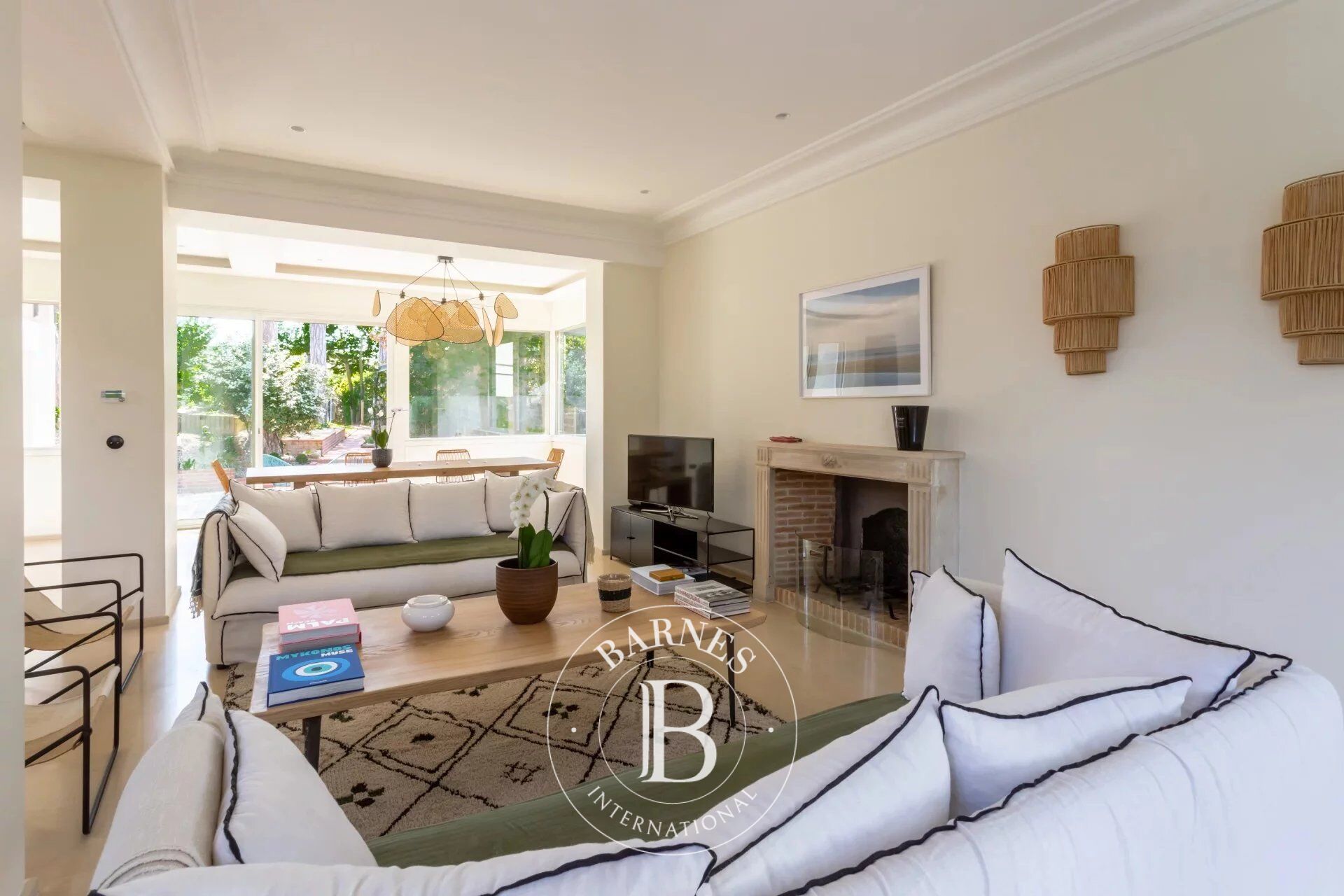 Deauville’s Golden Triangle, superb villa with guest house - picture 2