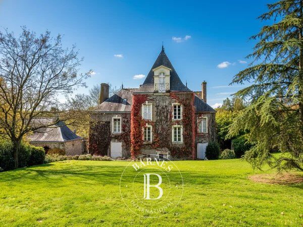 Châteaubriant (44) - 18th and 19th century manor house with renovated farmhouse, swimming pool and 8735 m² of land - picture 1