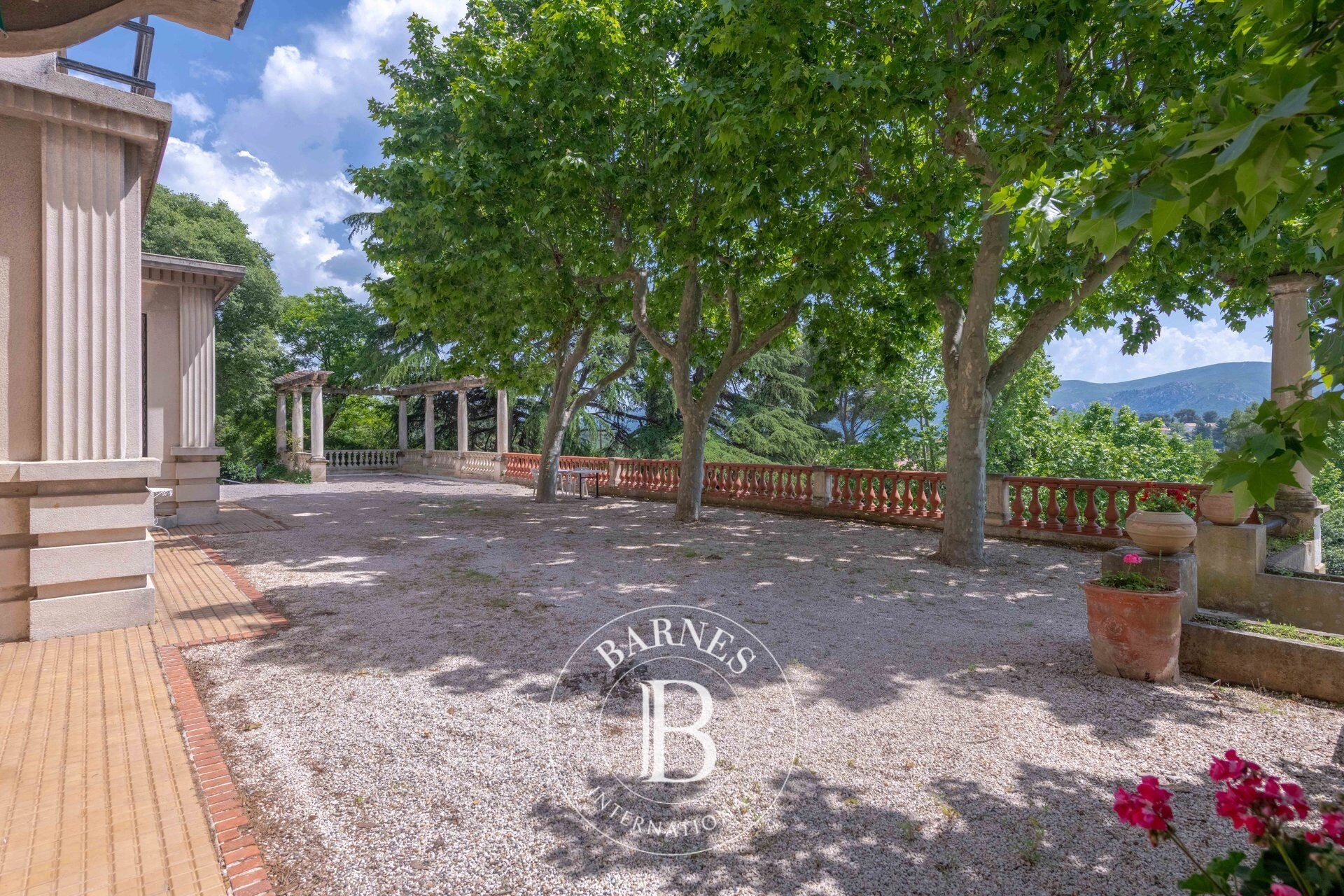 VENTE - MARSEILLE - LES 3 LUCS - HÔTEL PARTICULIER - picture 1