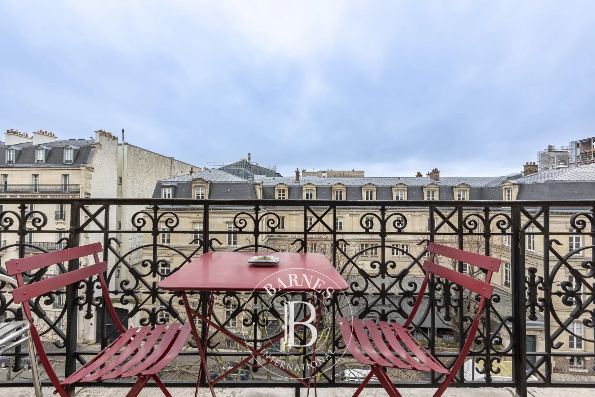 Paris 17 - LEVIS - APPARTEMENT LUMINEUX AVEC UNE CHAMBRE ET BALCON VUE DEGAGEE -EXPOSESUD - picture 1