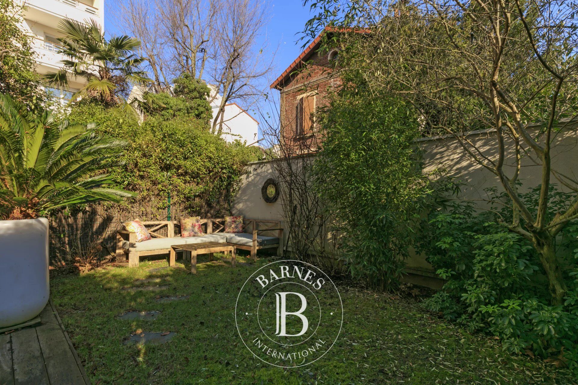 COURBEVOIE FAMILY TOWNHOUSE WITH GARDEN - picture 2