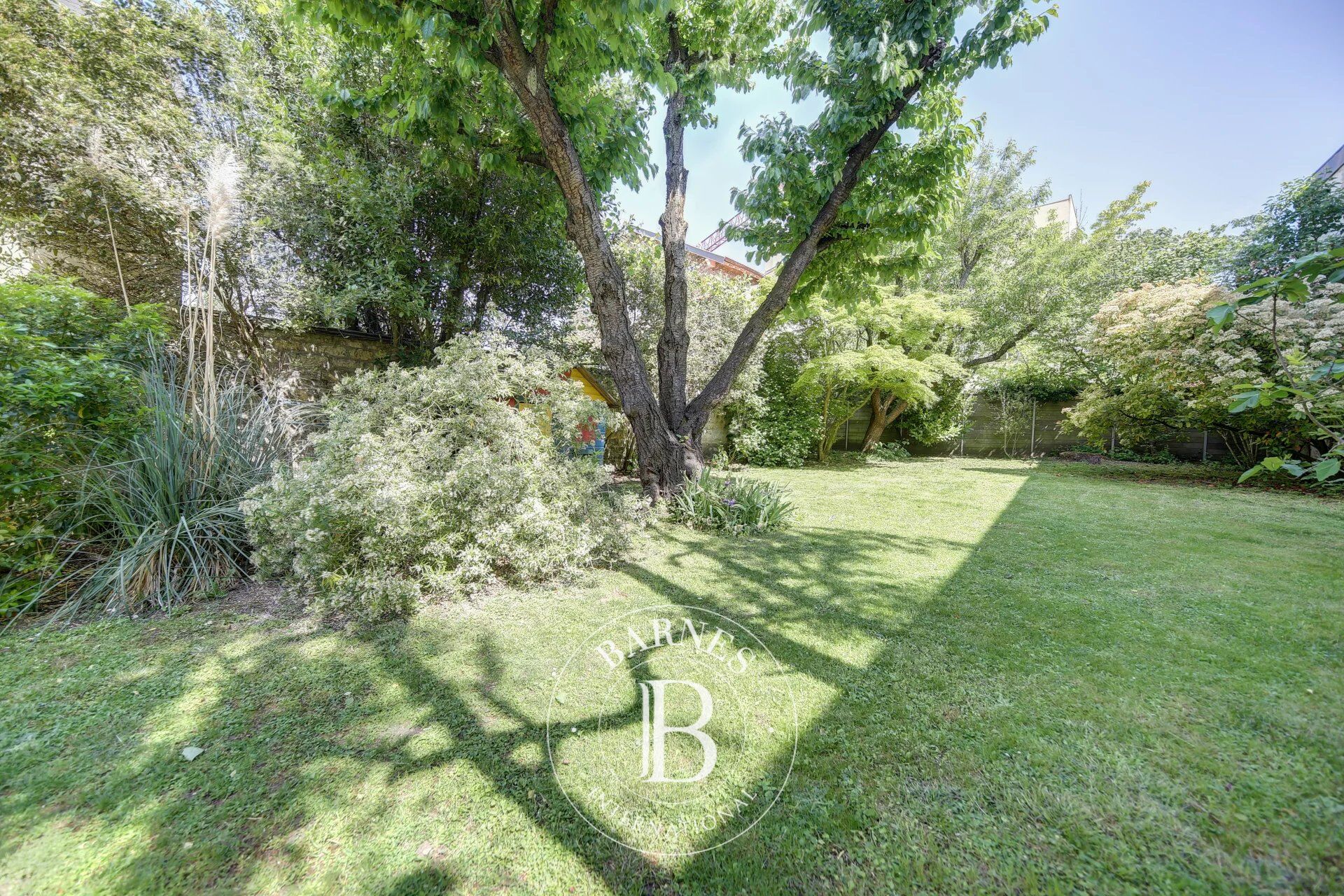 EXCLUSIVITE - SAINT-GERMAIN-EN-LAYE - COEUR DE VILLE - RER A - MAISON DE 303 m² - JARDIN SANS VIS-A-VIS - picture 2