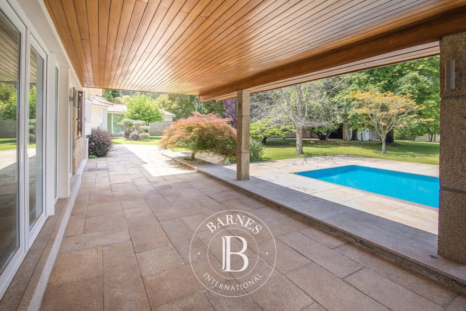 Jardin, piscine et tennis - picture 2