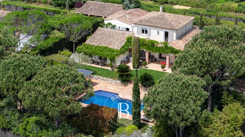 GOLFE DE SAINT TROPEZ - GRIMAUD - VILLA PROCHE DU VILLAGE - CALME