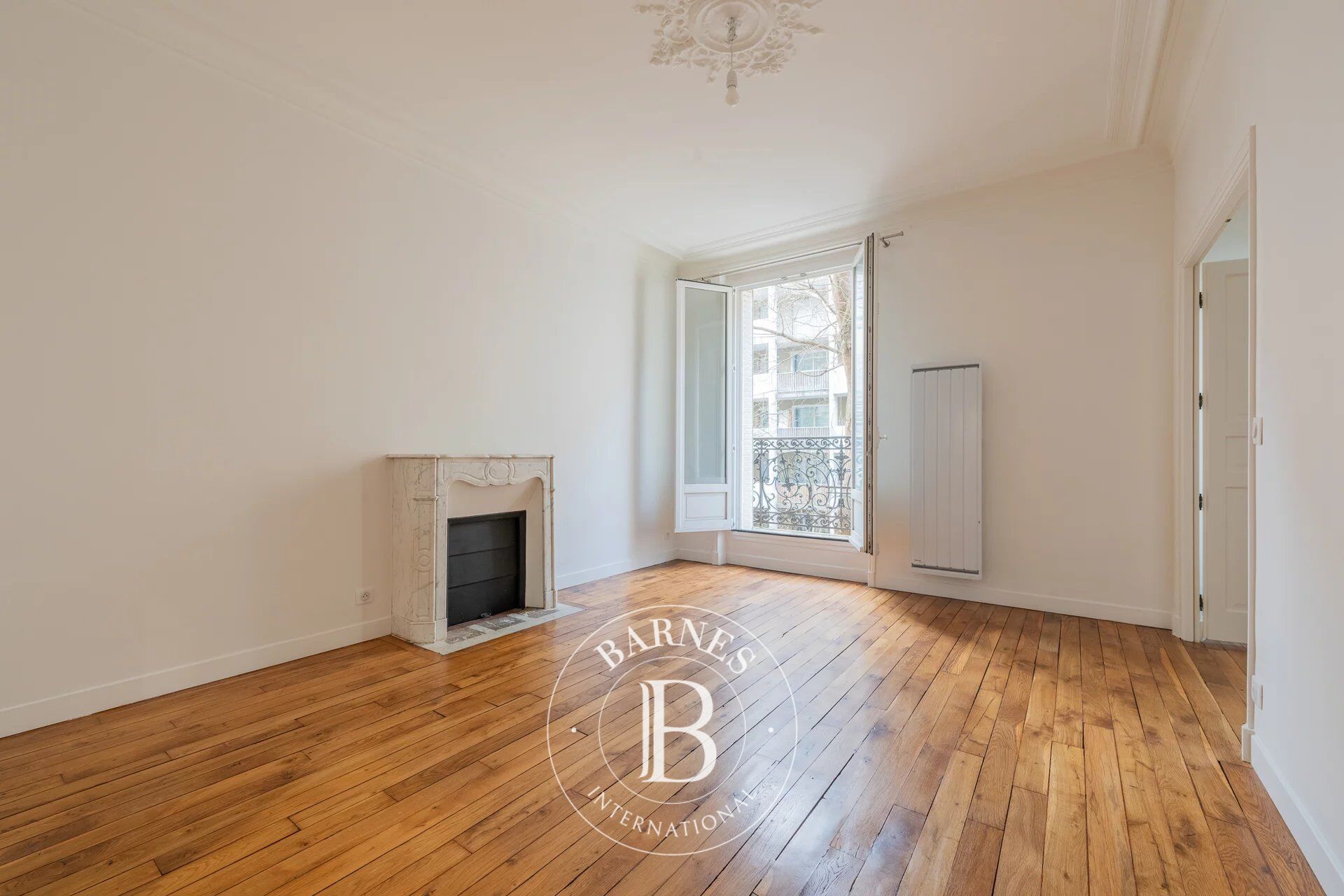 PARIS 18 - CAULAINCOURT - 2nd FLOOR - LIFT - BALCONY - 2 BEDROOMS - LIGHT - DUAL-ASPECT VOLUME - picture 2