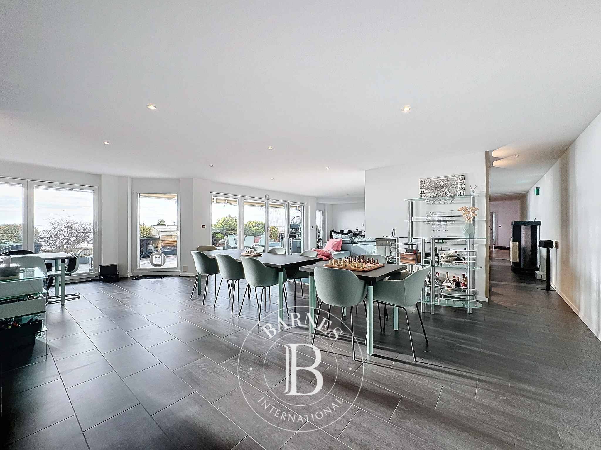 Penthouse Hauterive NE - picture 2