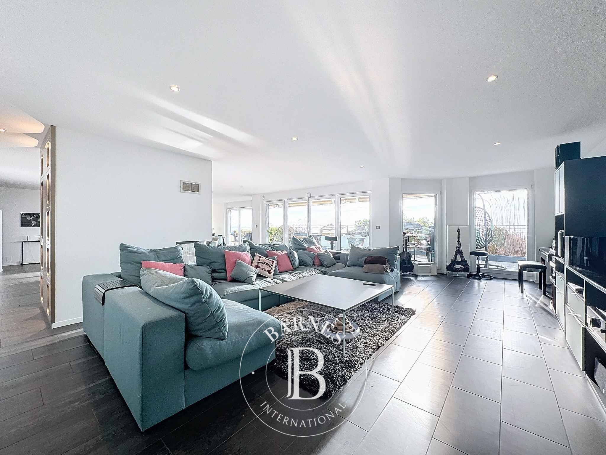 Penthouse Hauterive NE - picture 3