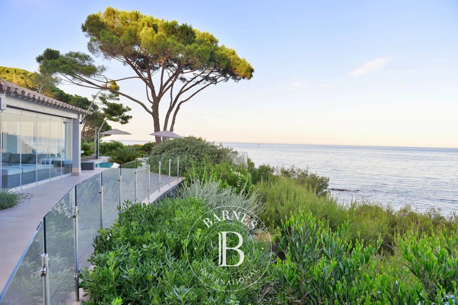 LOCATION SAISONNIÈRE - GOLFE DE SAINT-TROPEZ/GRIMAUD - 2 VILLAS - PIEDS DANS L'EAU - PLAGE PRIVÉE - ÉVÉNEMENTS - picture 2