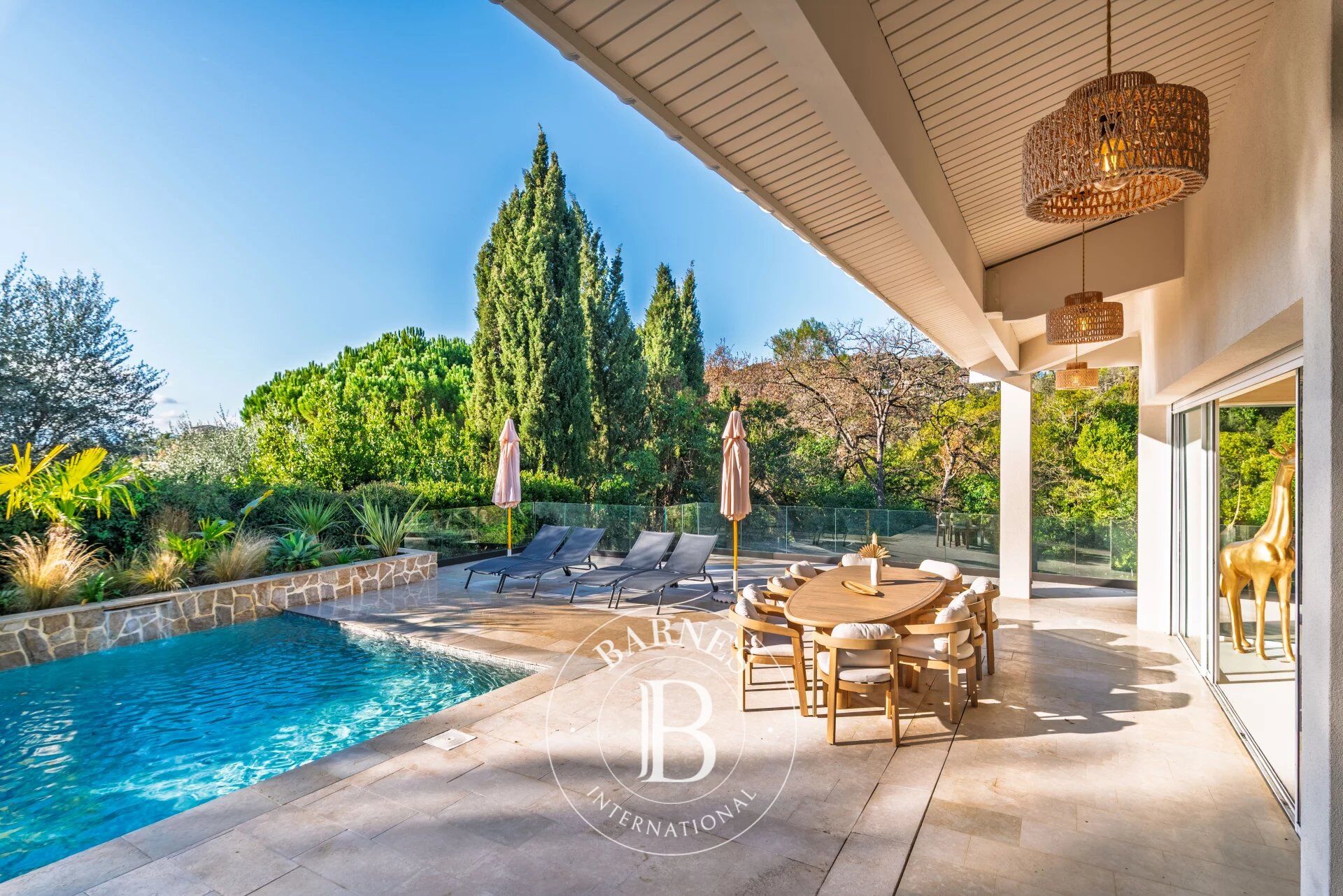 MOUGINS – VILLA RÉNOVÉE AU CALME AVEC VUE PANORAMIQUE – À PIED DES COMMERCES - picture 1