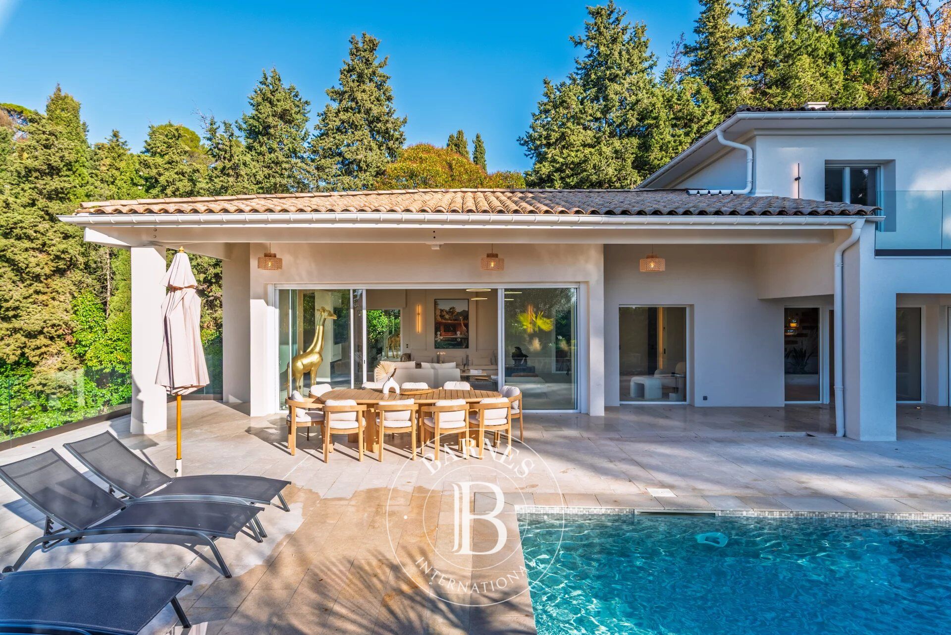 MOUGINS – VILLA RÉNOVÉE AU CALME AVEC VUE PANORAMIQUE – À PIED DES COMMERCES - picture 3