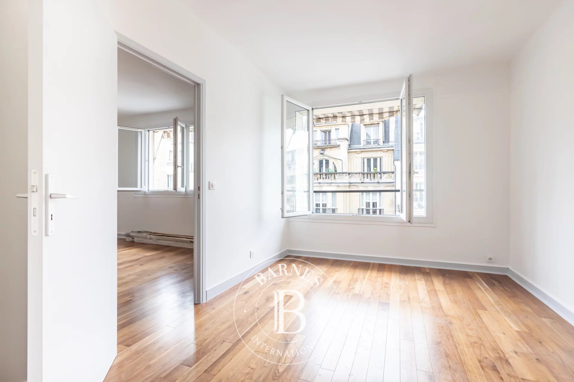 Paris 17 - 2 bedrooms - Upper floor - Immaculate condition - picture 1