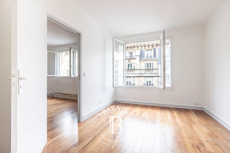 Paris 17 - 2 bedrooms - Upper floor - Immaculate condition