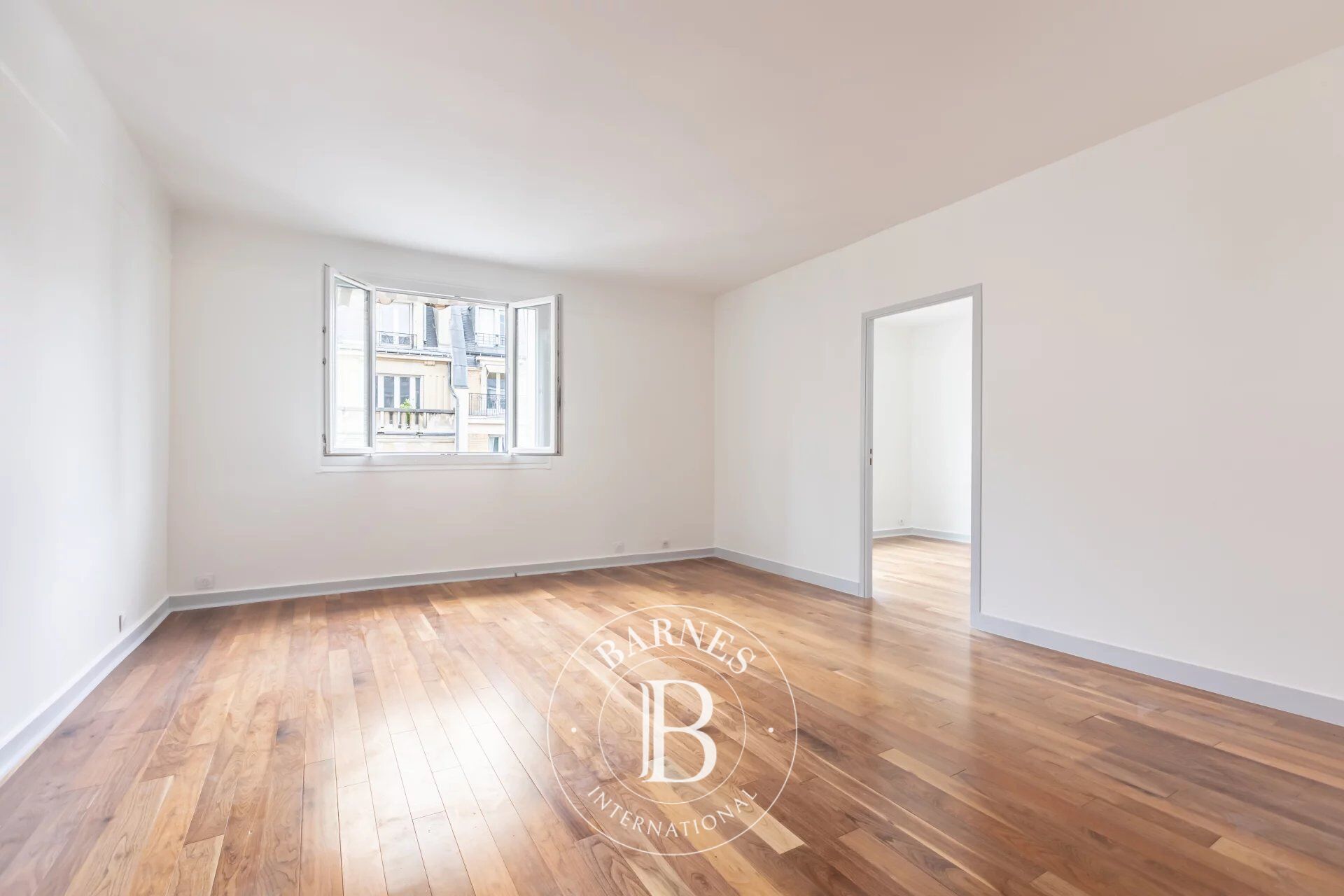 Paris 17 - 2 bedrooms - Upper floor - Immaculate condition - picture 3