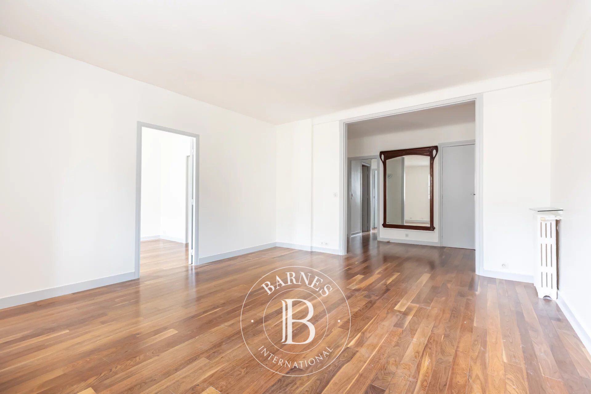 Paris 17 - 2 bedrooms - Upper floor - Immaculate condition - picture 2