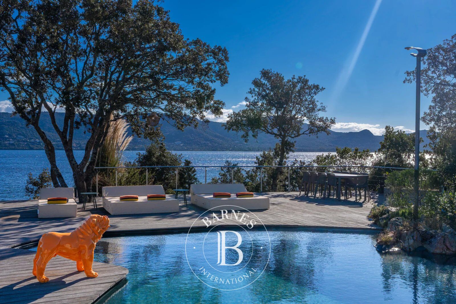 Porto-Vecchio, Marina Di Fiori, villa 7 chambres, pied dans l'eau, piscine, vue mer, plage à pied - picture 1