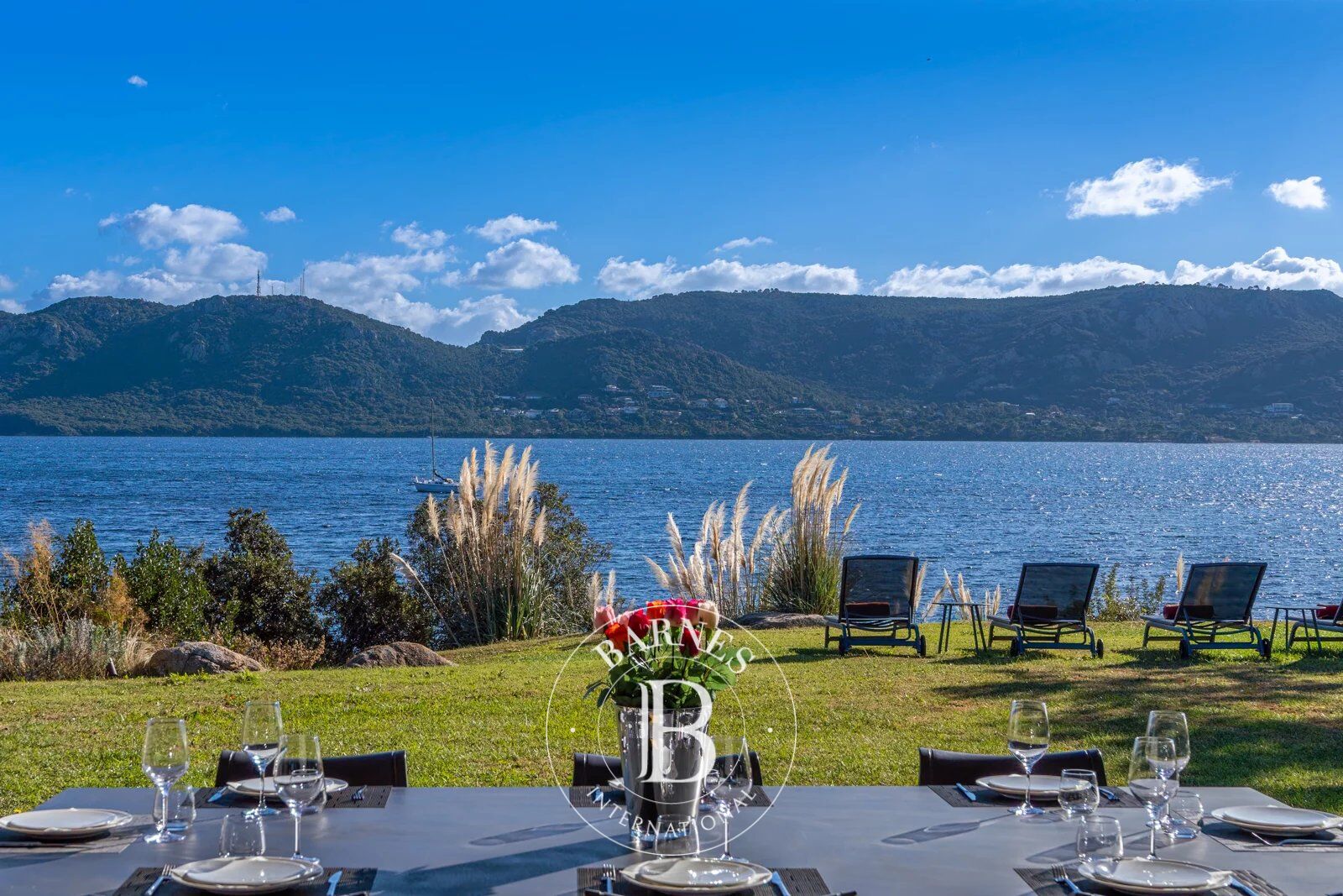 Porto-Vecchio, Marina Di Fiori, villa 7 chambres, pied dans l'eau, piscine, vue mer, plage à pied - picture 2