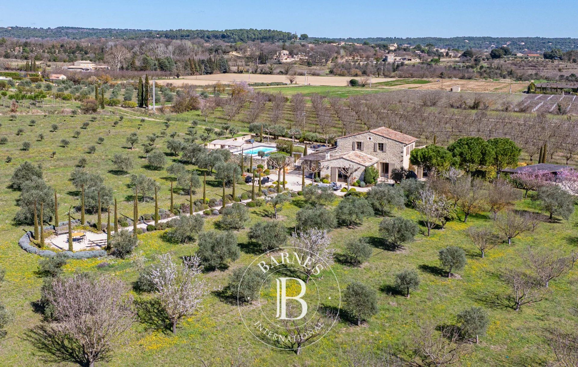 GORDES - CHARMING FARMHOUSE - 5 BEDROOMS - OLIVE GROVE - VIEW OVER THE LUBERON - picture 2