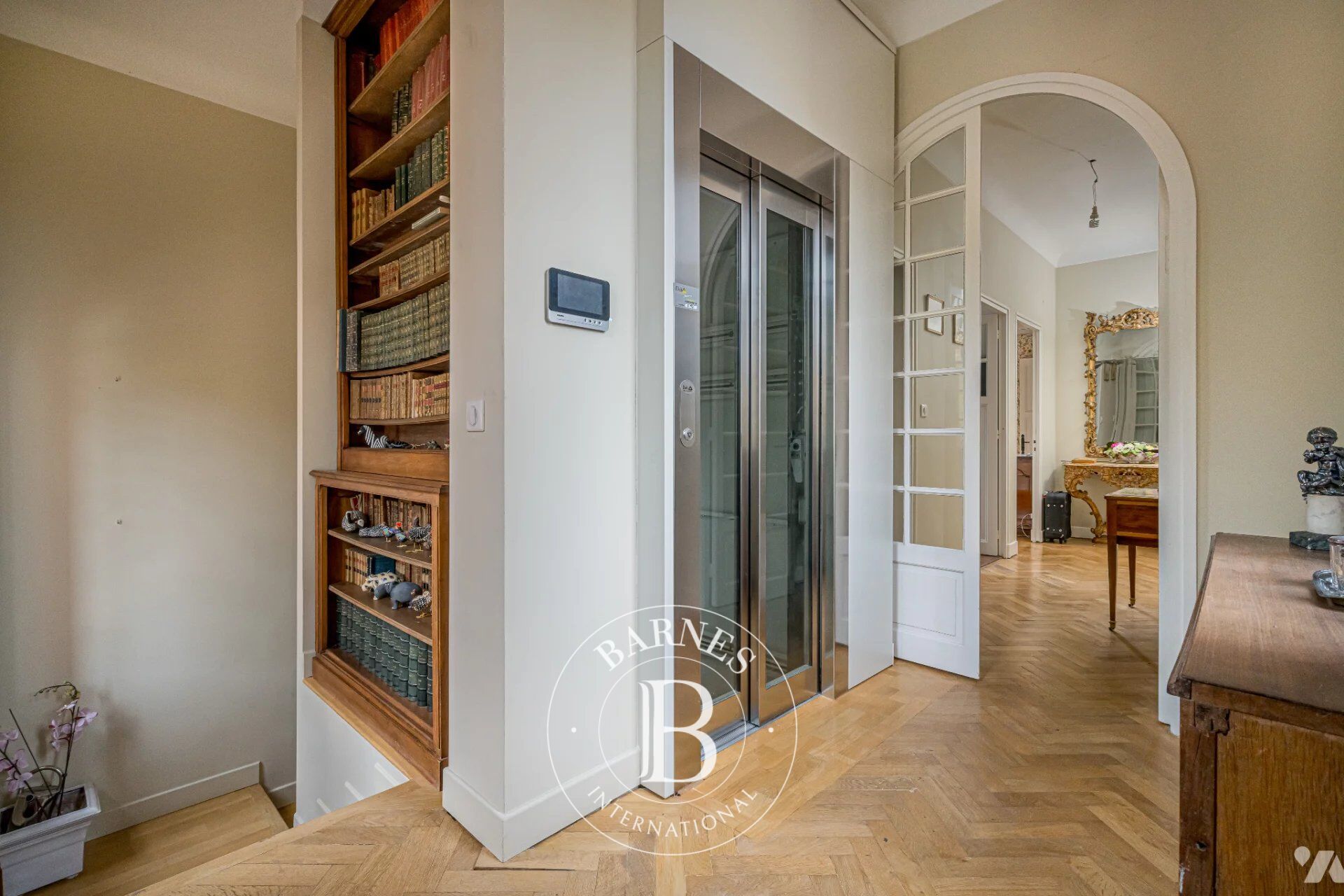 AIX EN PROVENCE - AVENUE DE LA VIOLETTE - MAISON DE VILLE - 5 CHAMBRES - GARAGE - PISCINABLE - CALME - picture 3