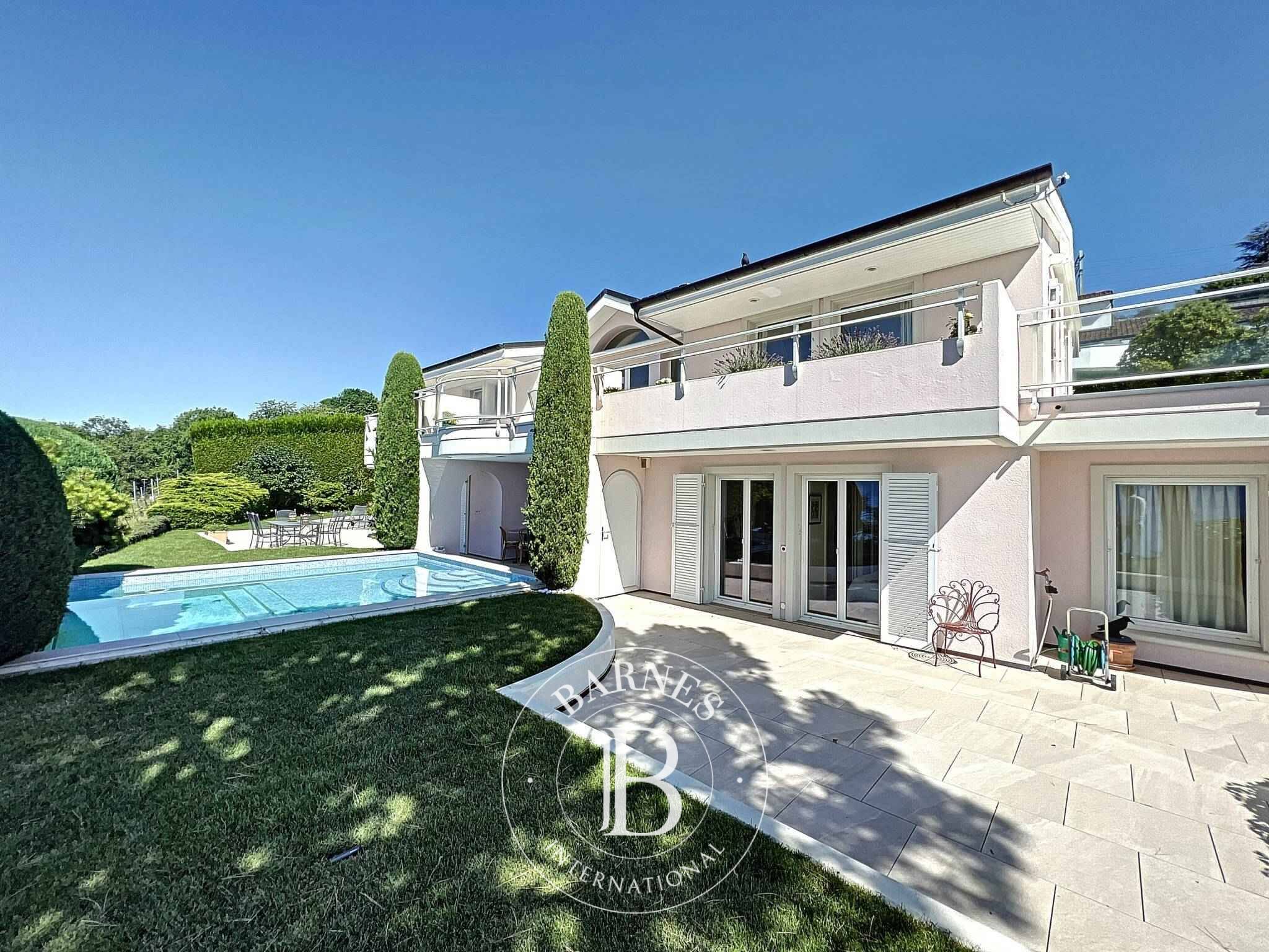 Villa Lutry - picture 1