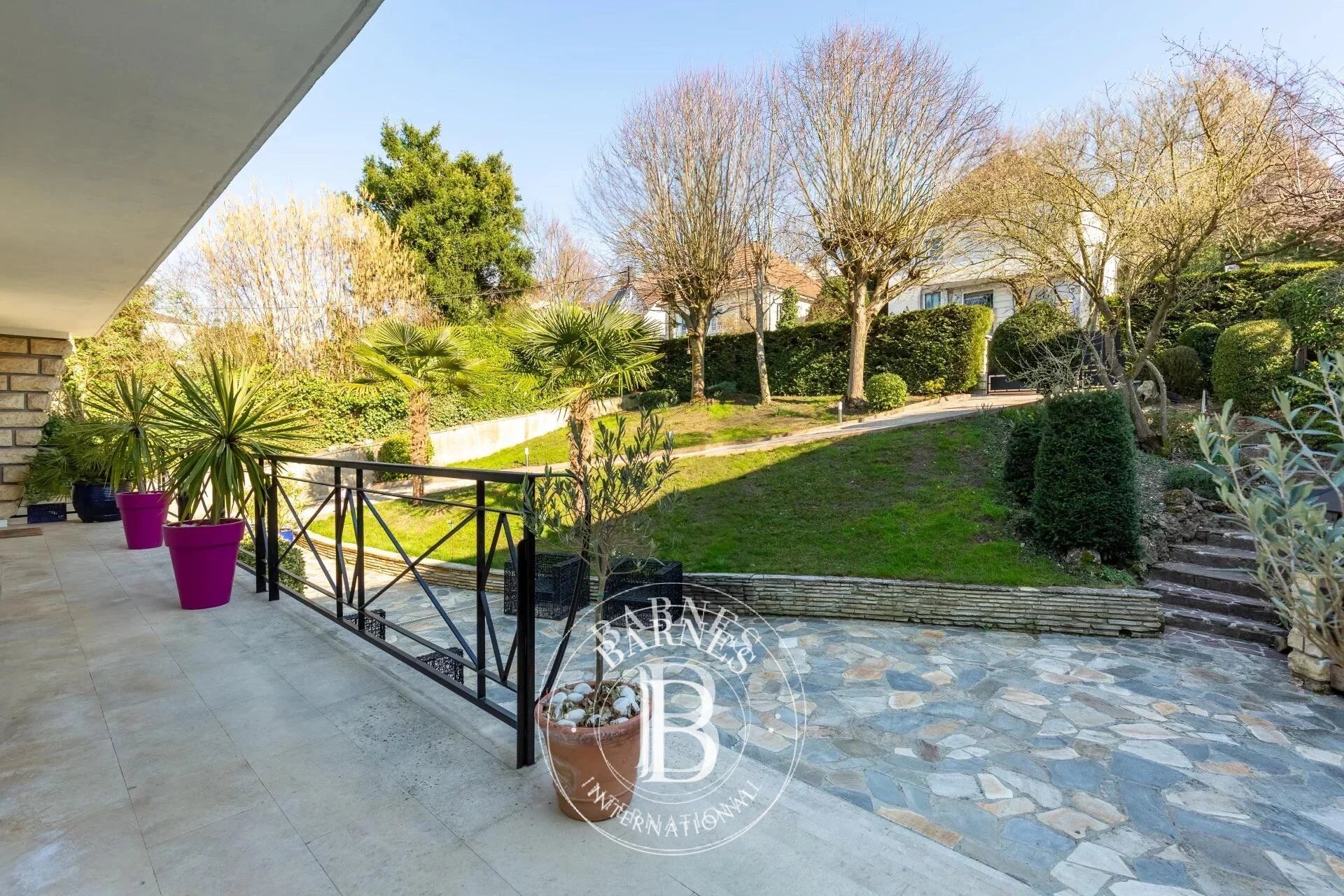 VIP setting for this 5-bed house - picture 1