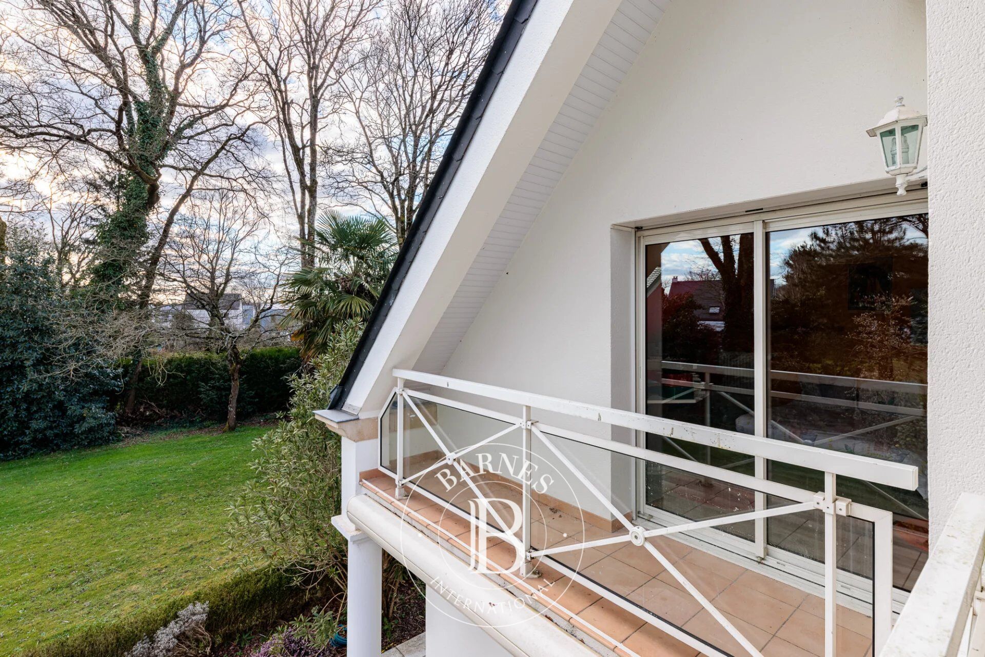 LA CHAPELLE-SUR-ERDRE - Maison contemporaine de 5 chambres avec jardin - picture 2