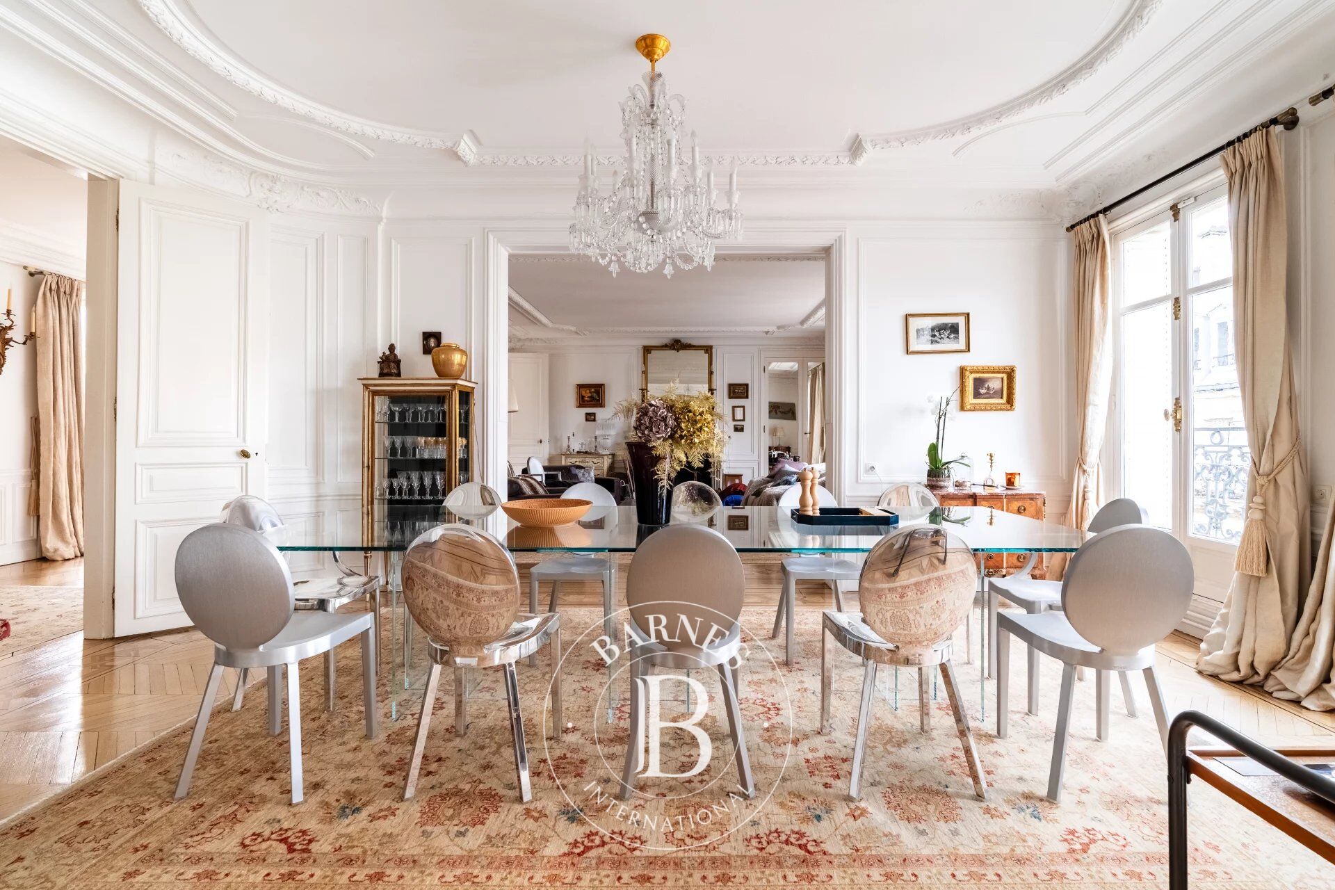 Paris 16 - Pompe/Place Victor Hugo - Appartement en étage élevé, balcon, 5 chambres