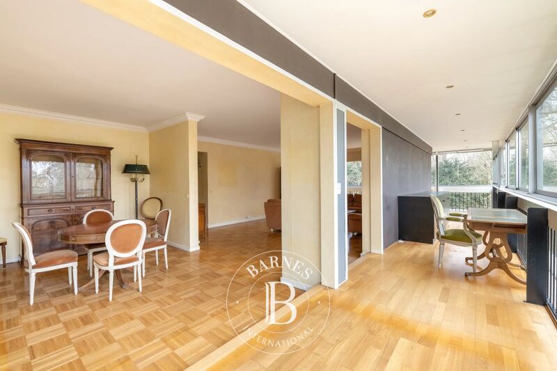 Le Chesnay - Parc de Rocquencourt - High-end residence - 197m² (2,120 sq ft) apartment on the third and top floor in excellent condition - 3 bedrooms (4th bedroom possible) - lift - lock-up garage