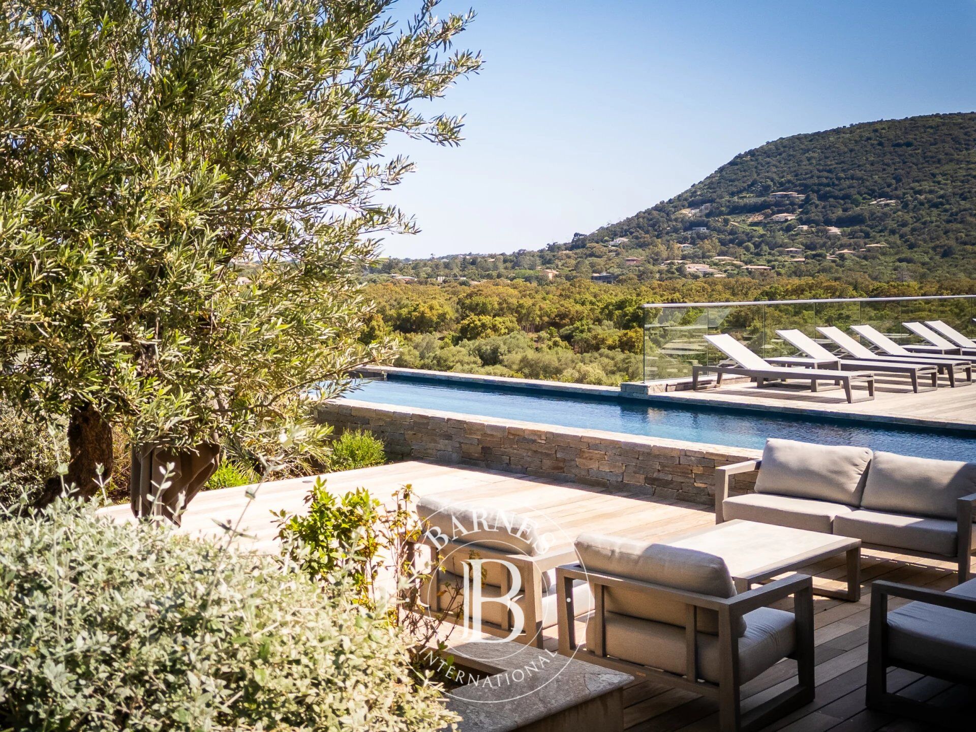 Domaine privé - Pinarello, Villa de 5 chambres, vue mer, piscine à débordement, proche plage - picture 2