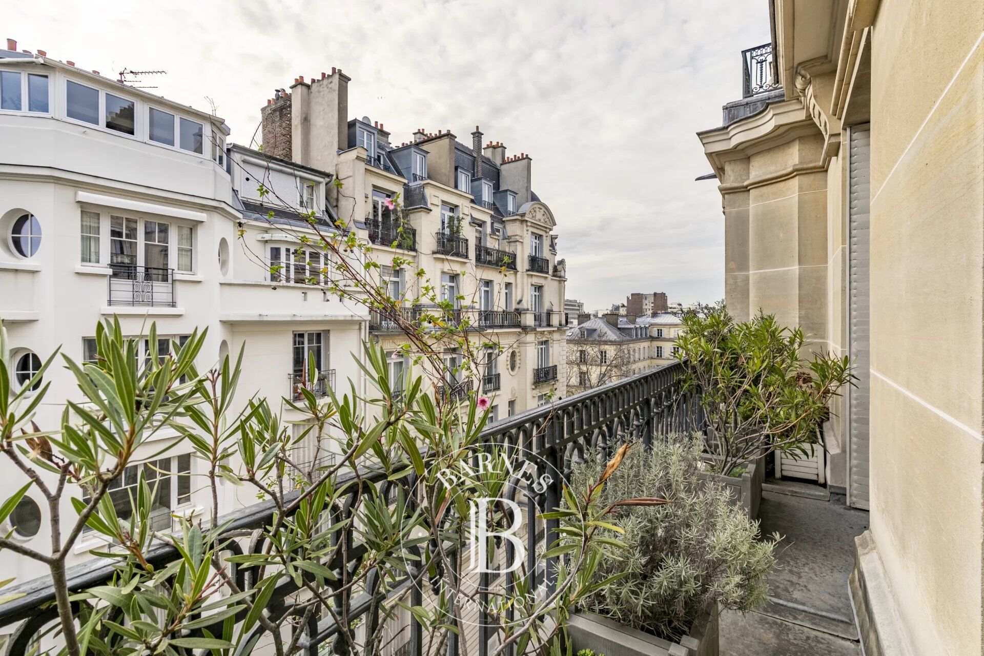 Paris 7 - Sèvres/Invalides - Etage élevé - 4 chambres - Balcon - picture 2
