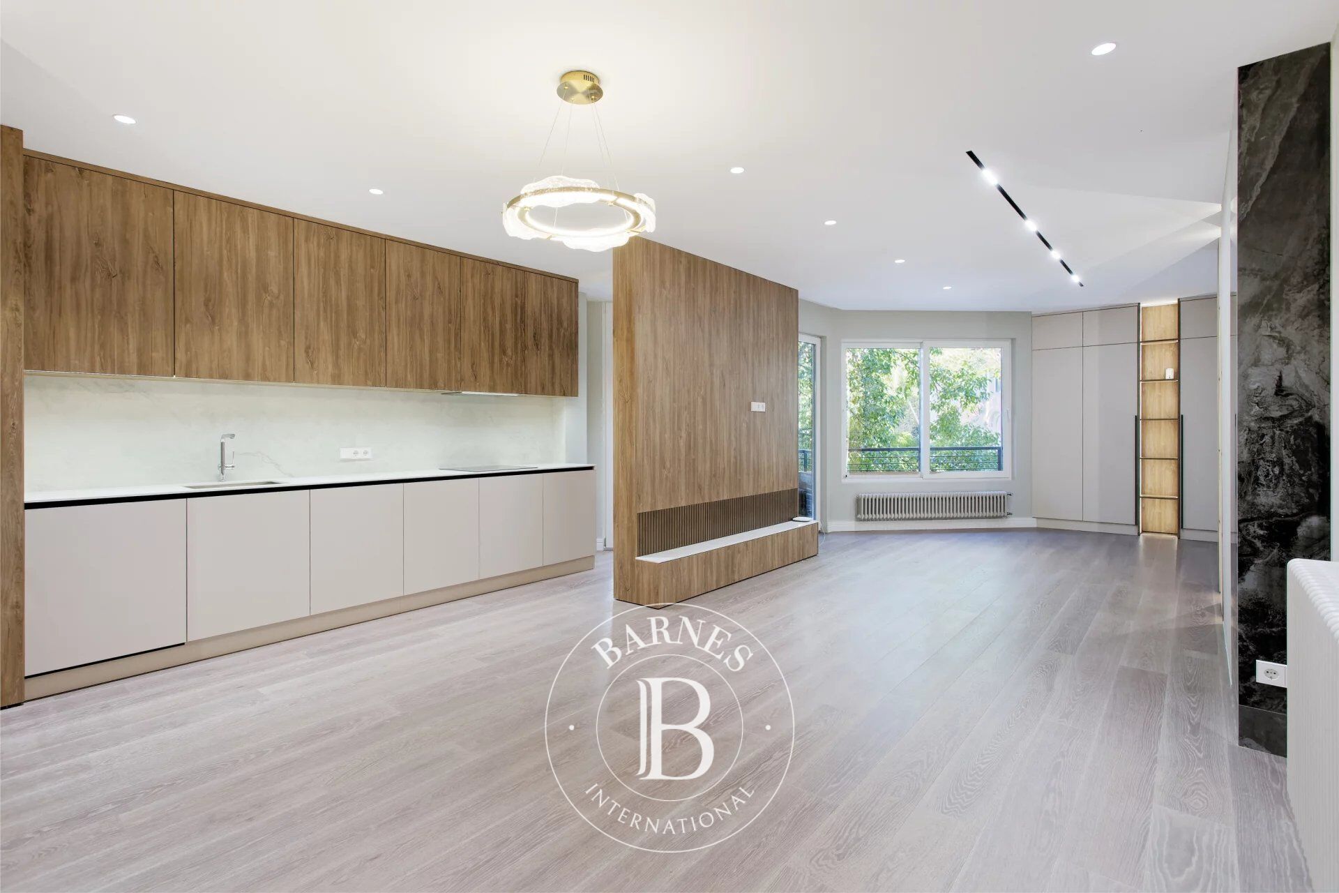 Appartement rénové de 3 chambres au cœur de la Dreta de l’Eixample - picture 2