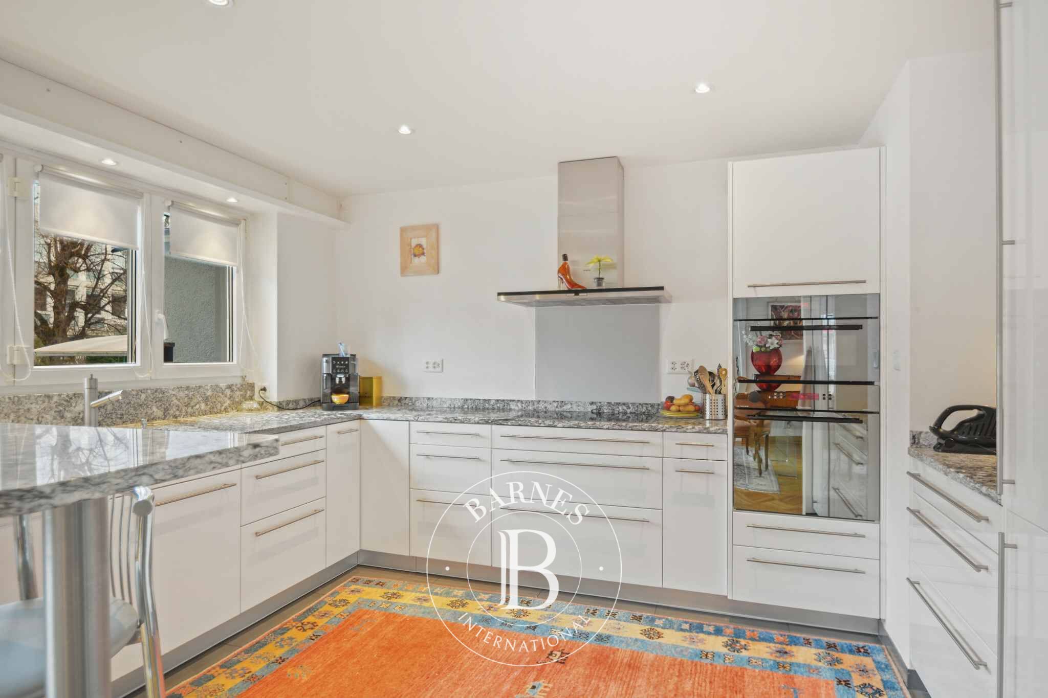 Charmante propriété de 8,5 pièces avec terrasse et grand jardin - picture 3