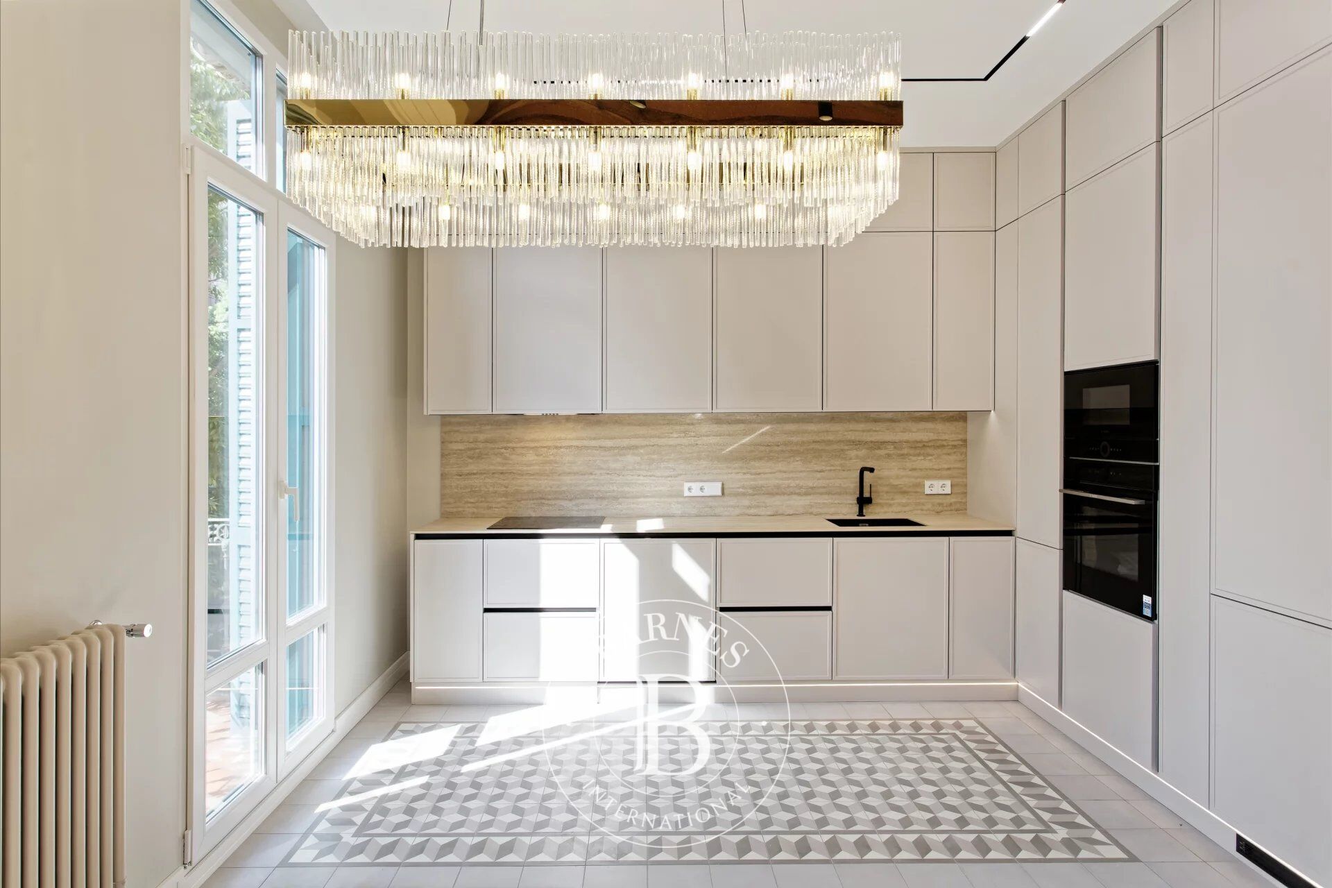 Apartamento de esquina reformado de 114m² con 3 habitaciones en el corazón del Eixample - picture 2