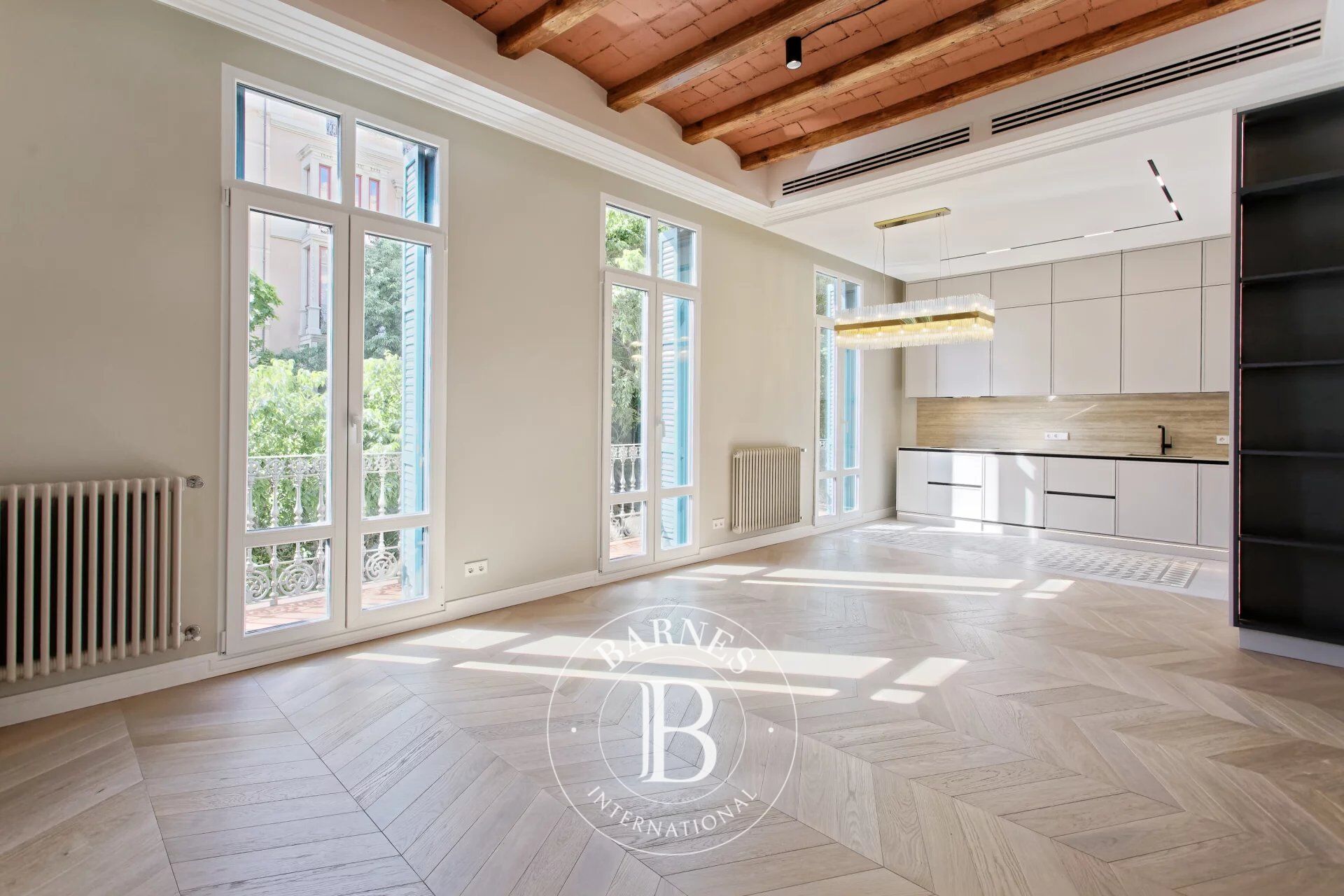 Apartamento de esquina reformado de 114m² con 3 habitaciones en el corazón del Eixample - picture 1