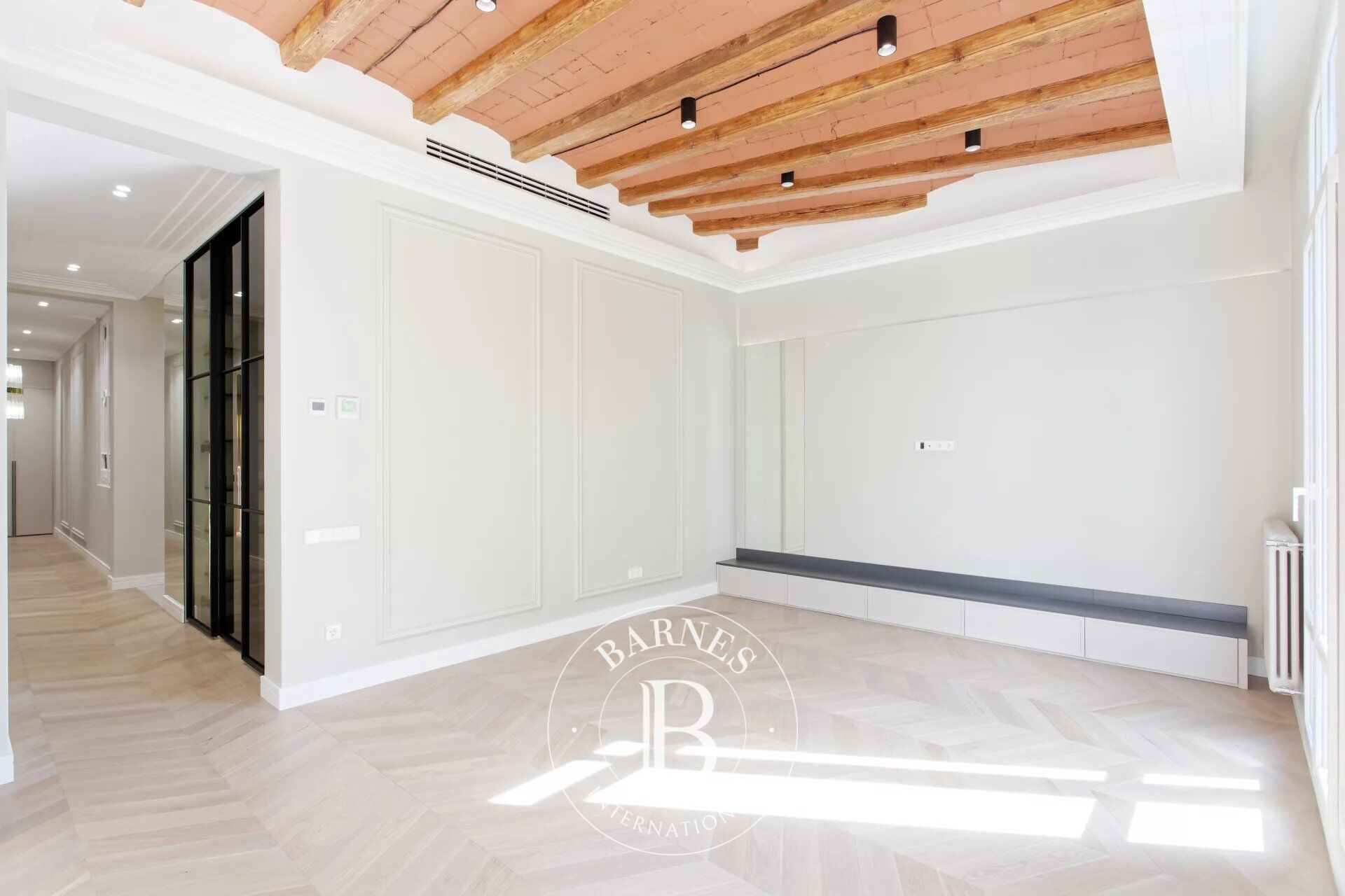 Apartamento de esquina reformado de 114m² con 3 habitaciones en el corazón del Eixample - picture 3