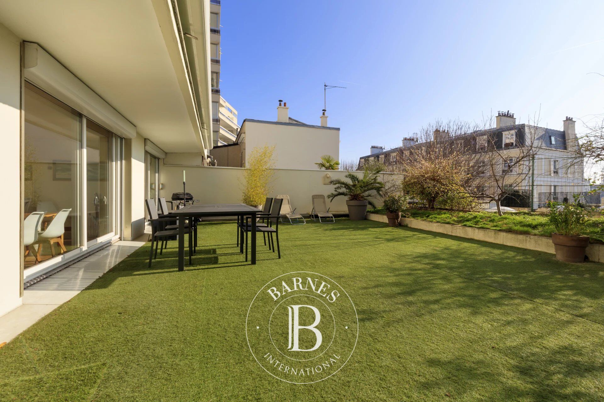 COURBEVOIE BECON FAMILY APARTMENT WITH TERRACE - picture 2