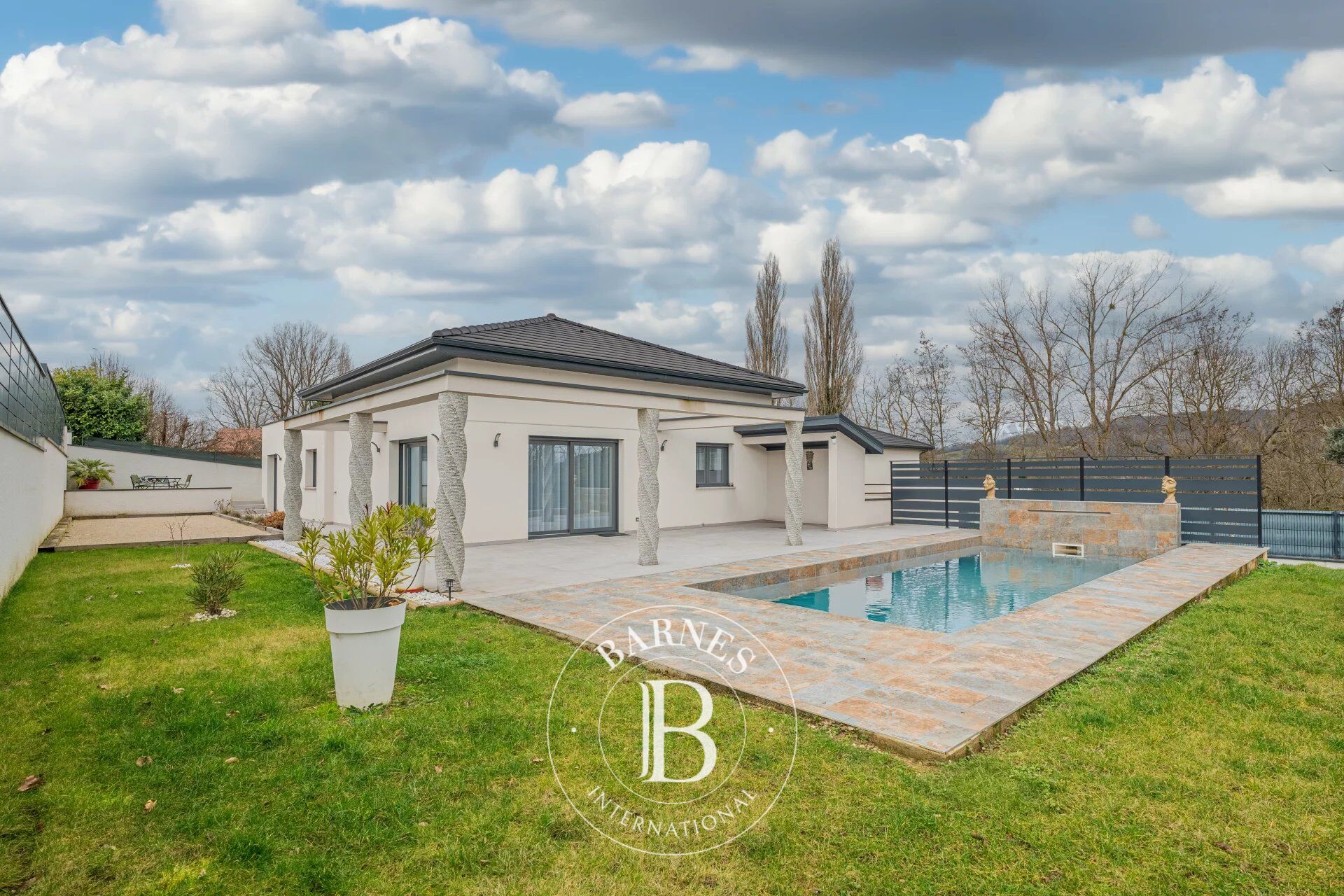 Maison de plain-pied avec piscine au calme - picture 2