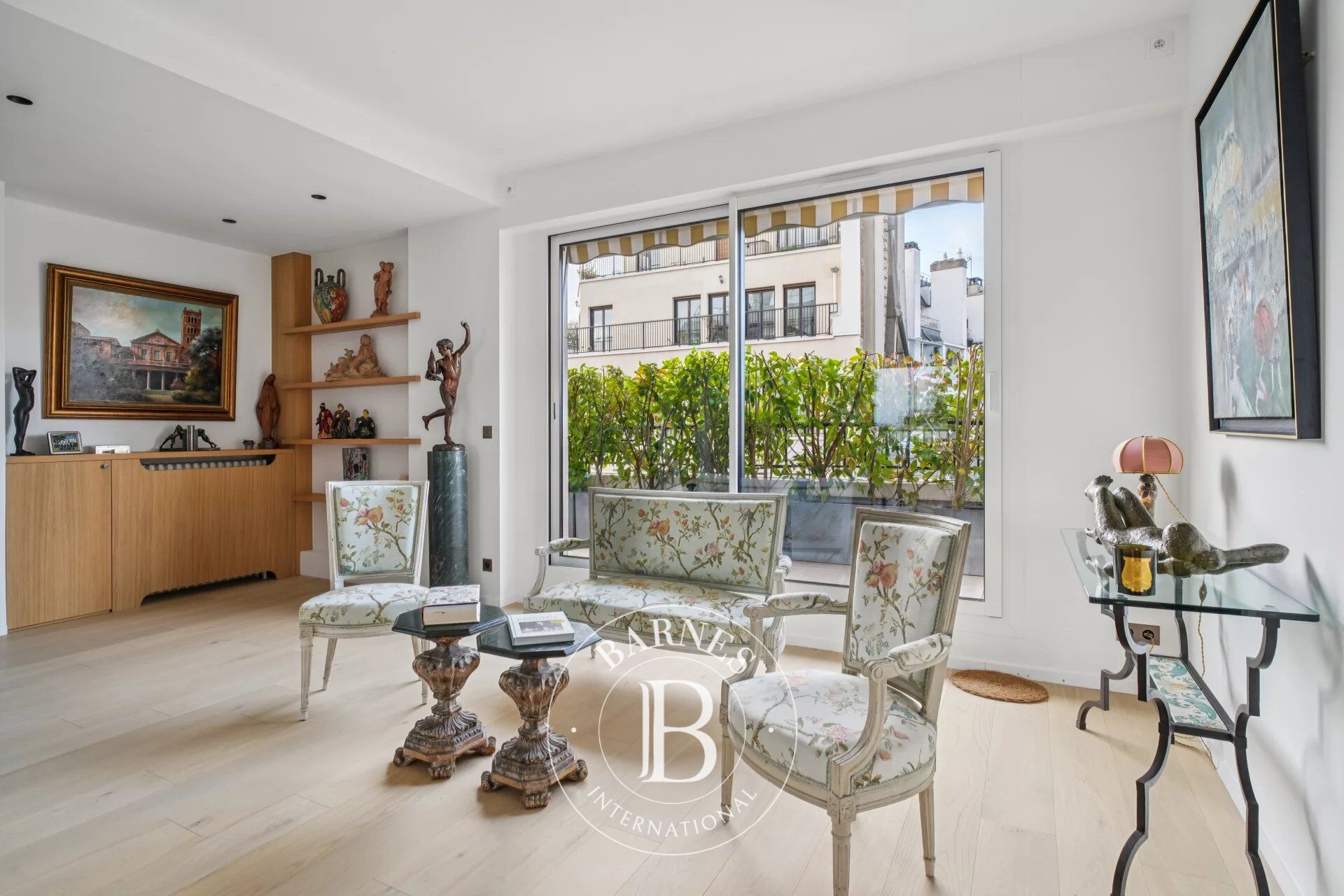 Paris 16 - Trocadéro - 2 chambres en suite - Etage élevé - vues imprenables et extérieur - picture 3