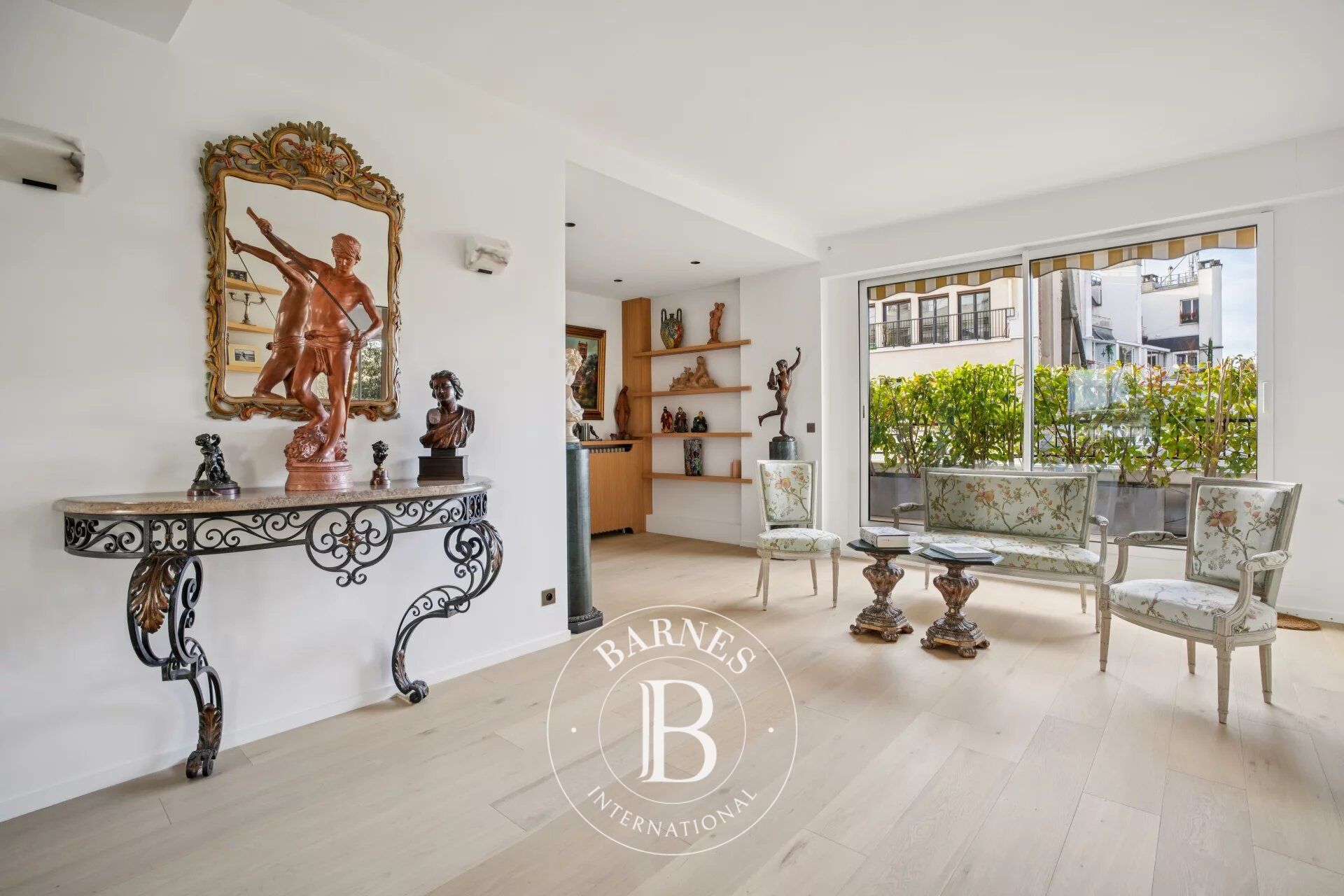 Paris 16 - Trocadéro - 2 chambres en suite - Etage élevé - vues imprenables et extérieur - picture 2