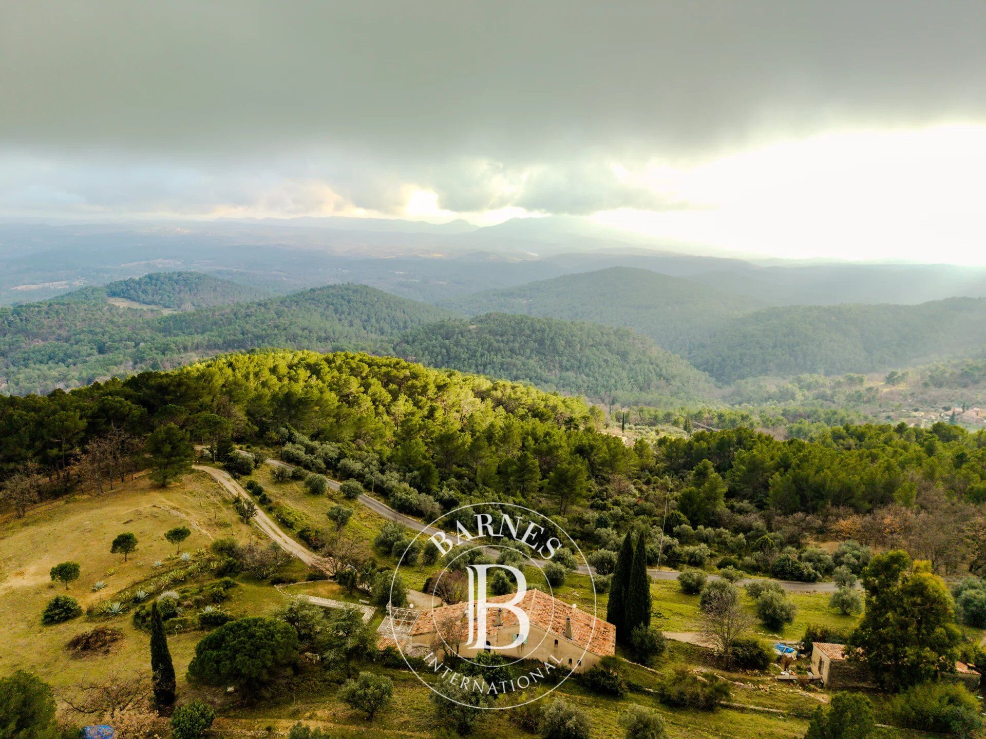 Seillans – Ancienne bergerie – Propriété provençale avec 3 maisons, piscine et vue dominante - picture 1