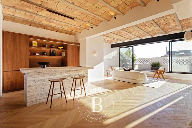 Superbe Penthouse Rénové de 4 Chambres avec Terrasse et Vues Panoramiques Imprenables dans l'Exclusif Eixample Droit