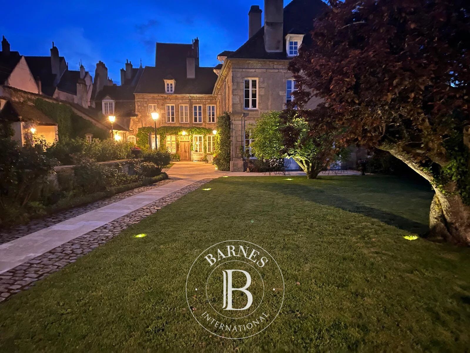 Bourgogne - Hôtel Particulier - Entièrement rénové - picture 1