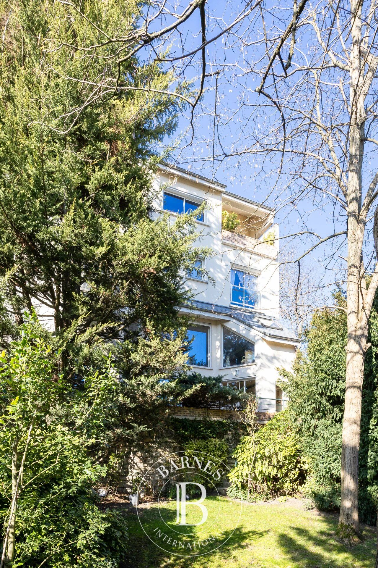 Custom-built family house - picture 1