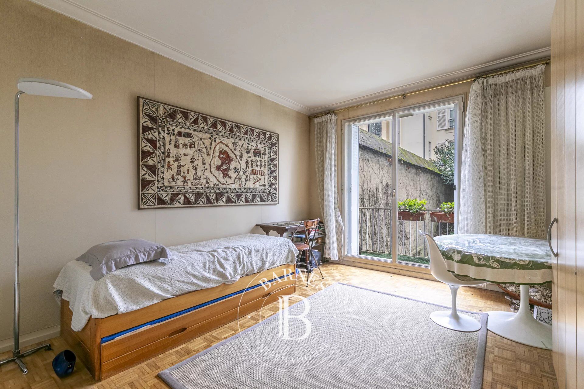 Paris 7 - Invalides - 2 bedrooms with balcony - picture 3