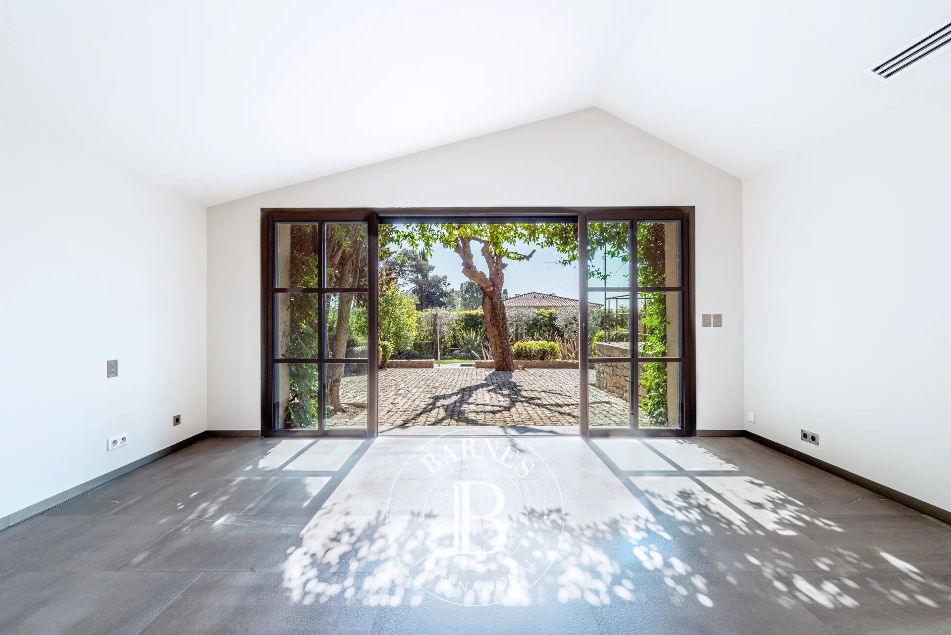 Ev Mougins - picture 10