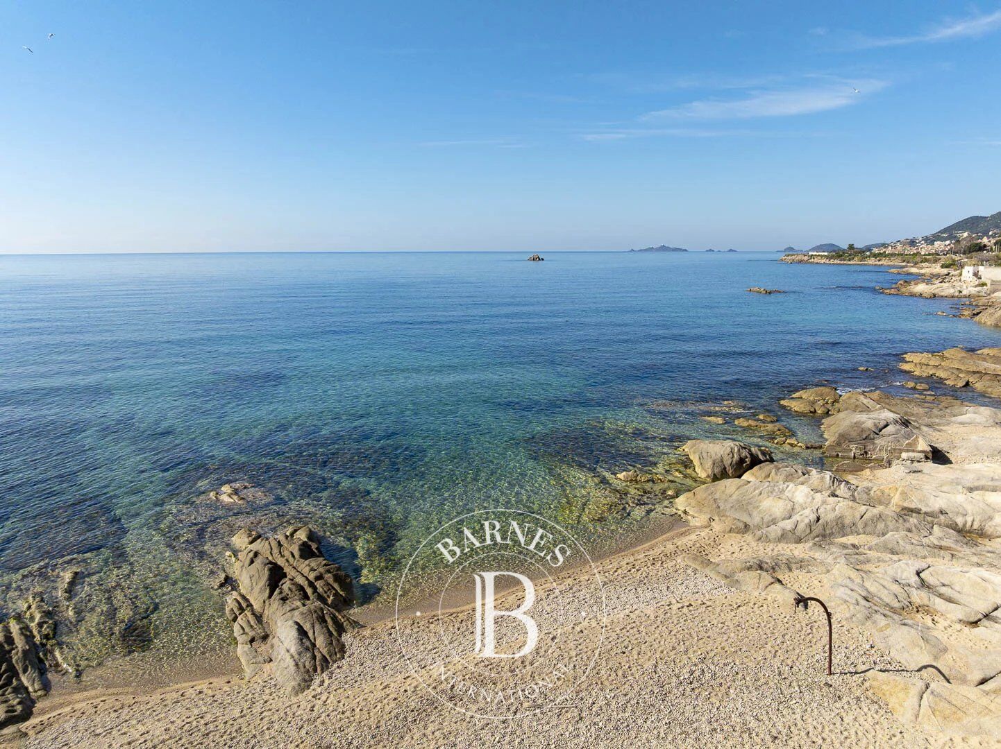 Exclusivité, Ajaccio, Villa, pieds dans l'eau, vue mer panoramique, 6 chambres, plage à pieds - picture 1