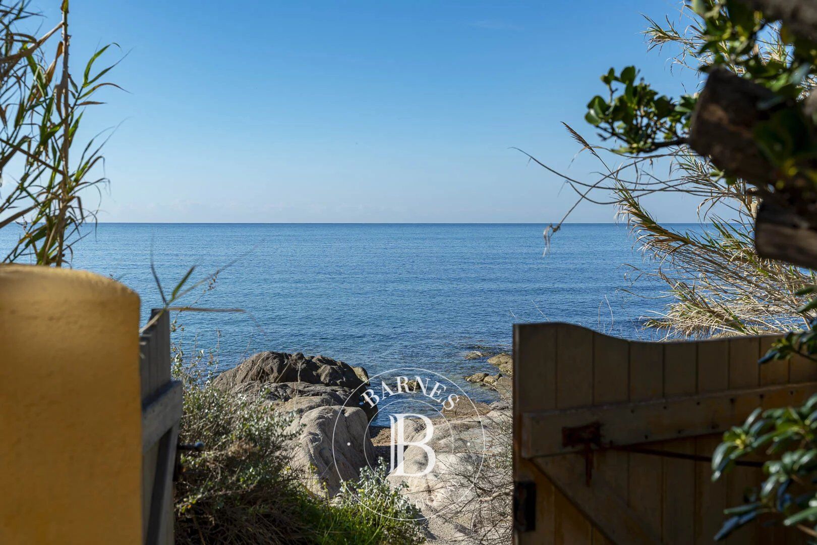 Exclusivité, Ajaccio, Villa, pieds dans l'eau, vue mer panoramique, 6 chambres, plage à pieds - picture 2