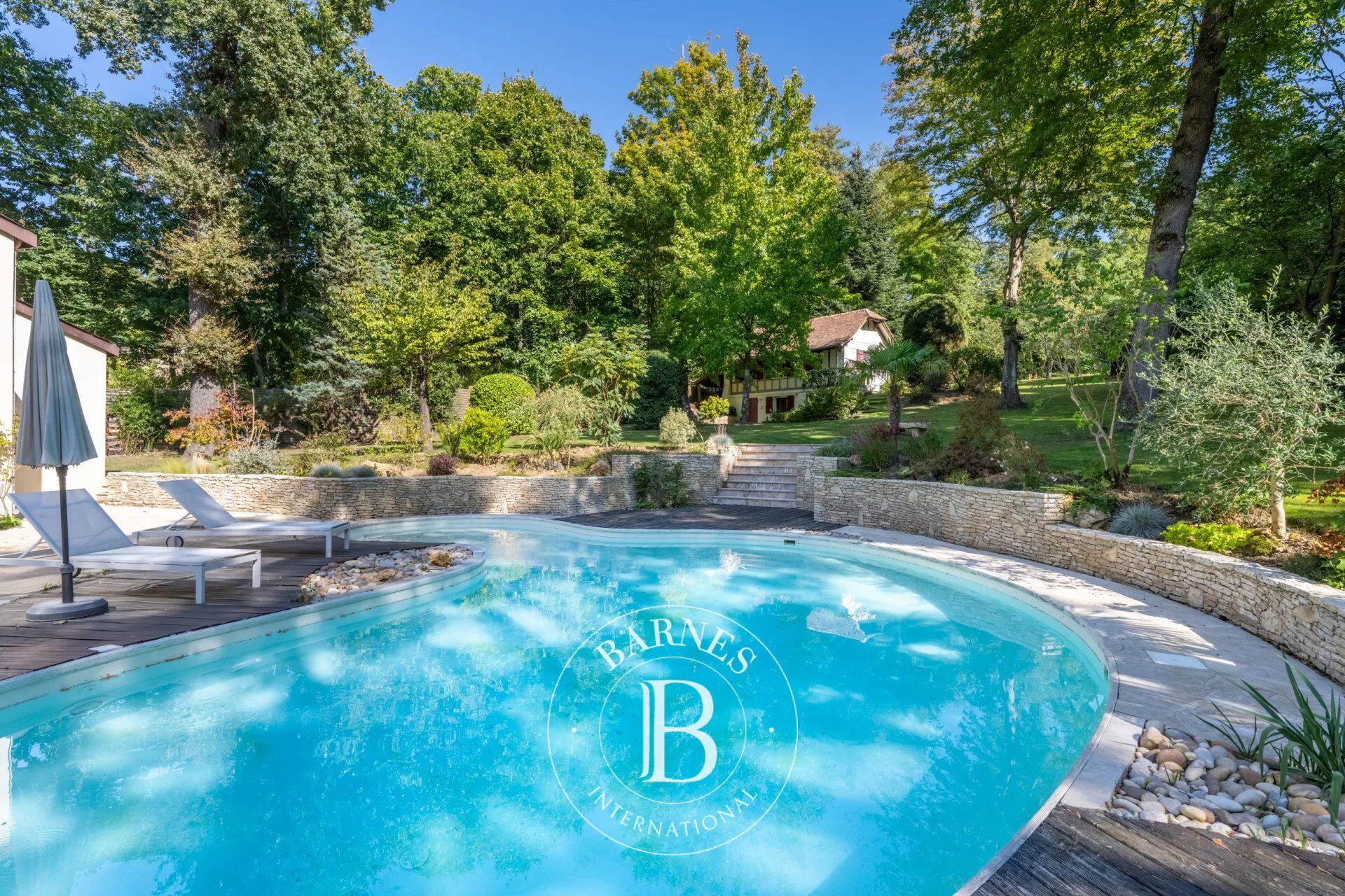 Sole agent - Louveciennes (78430) - 303m² (3,261 sq ft) house + 41m² (441 sq ft) annex - Peace and quiet - 3,300m² (35,521 sq ft) plot - Swimming pool - picture 1